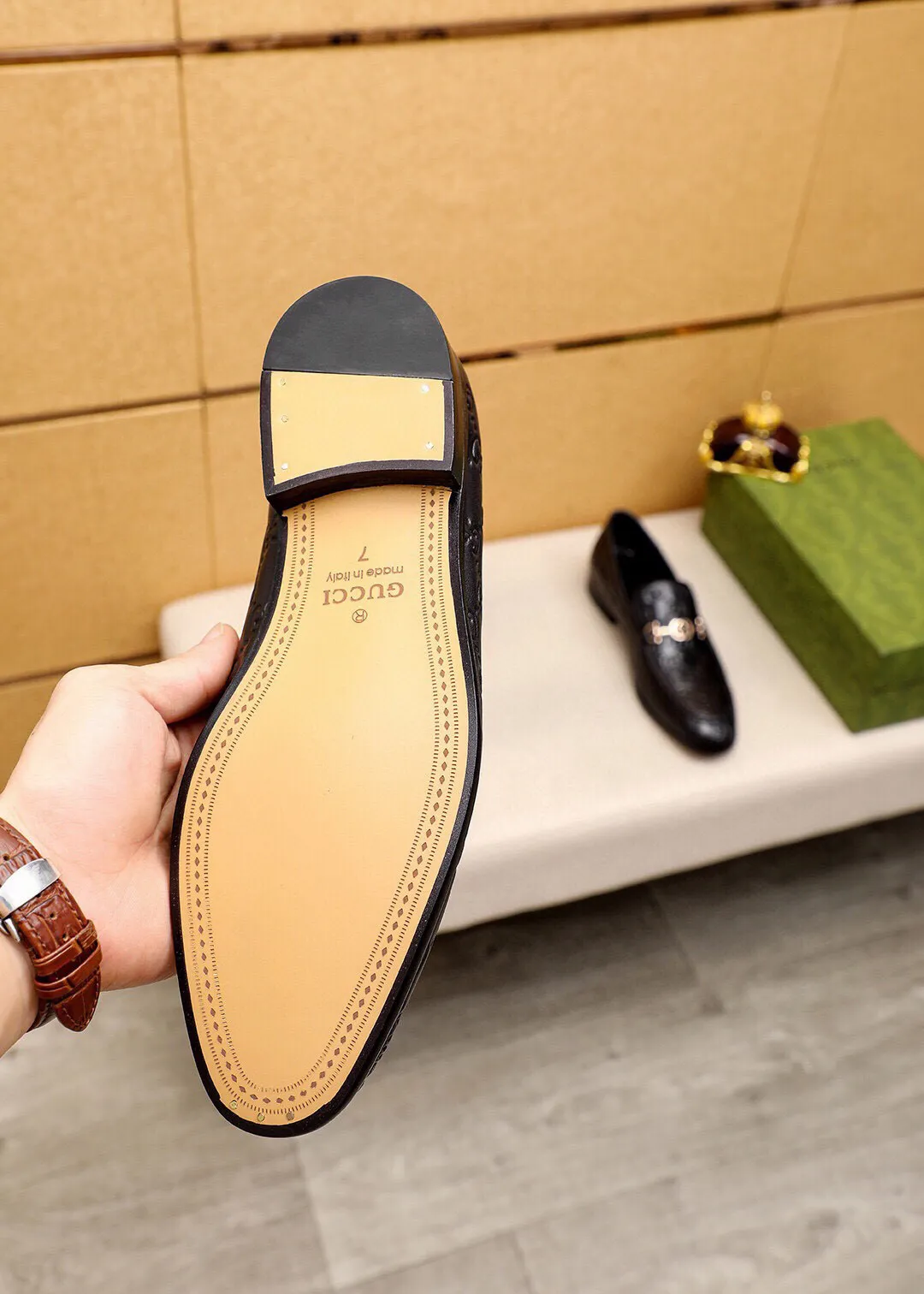Men's shoes 💰520 💐 Product trademark: GUCCI "Gucci" casual leather shoes Regular size: 39-44 (38.45🉑️customized) Product materials: Selected imported first-layer calfskin embossed upper + luxury hardware buckle, imported water-dyed cow leather lining. Strong three-dimensional visual effect, original combination outsole Color: 3⃣️colors available